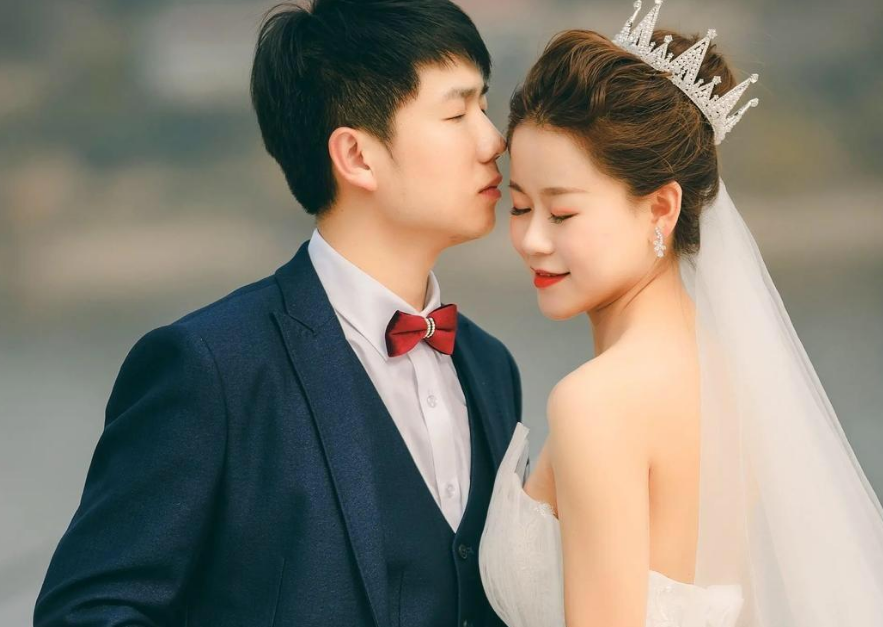90后高甜<a href='https://www.mcnjigou.cn/?tags=3
' target='_blank'>抖音</a>创作者:从校服到婚纱,我们不是成心撒糖,只是在记载生活!